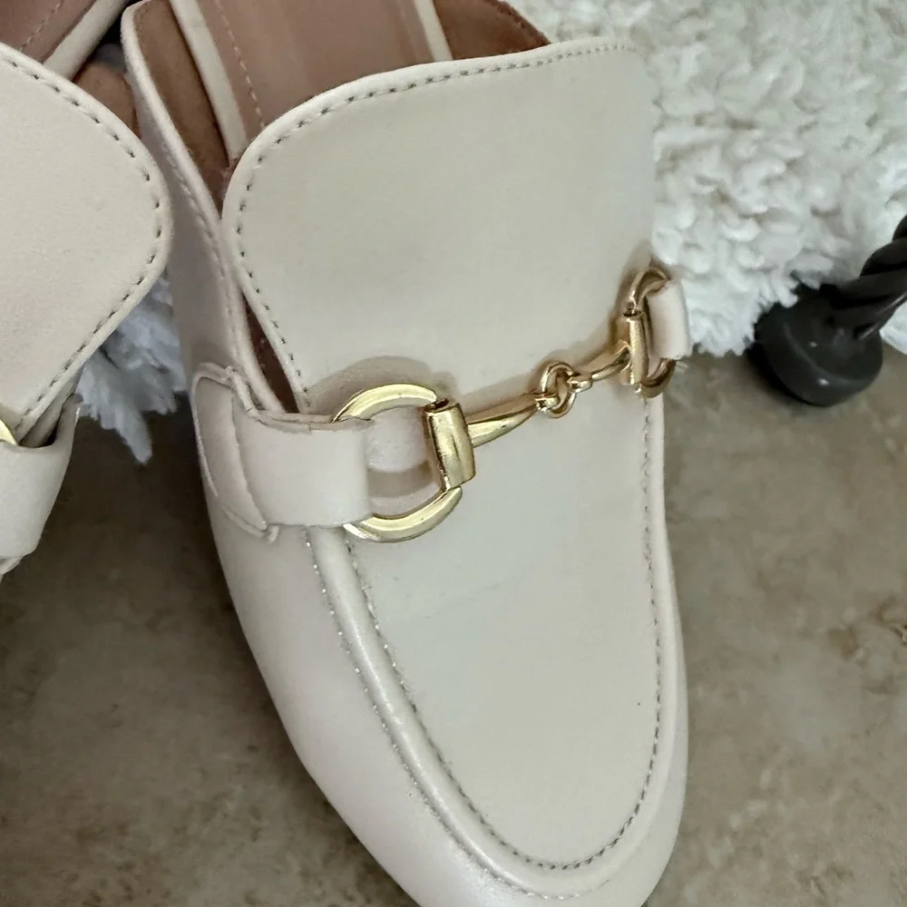 Elegant Cream Mules with Gold Accent - Picture 4 of 9